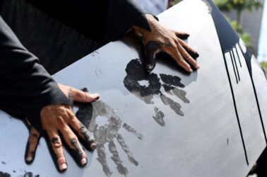 Ação em frente ao BNDES - ativistas pedem que parem de financiar combustíveis fósseis