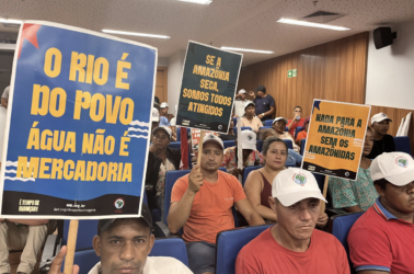 Cartazes no encontro no Dia da Amazônia, em 5 de setembro, sobre o licenciamento da Hidrovia Araguaia-Tocantins, promovido pelo Ministério Público Federal. Foto cedida pelo MPF.