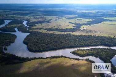 Imagem mostra rio Arinos, em Mato Grosso. Foto: Pablo Albarenga/OPAN